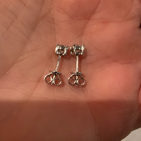 Beautiful 0.6 cttw Moissanite earrings - Picture 3 of 6
